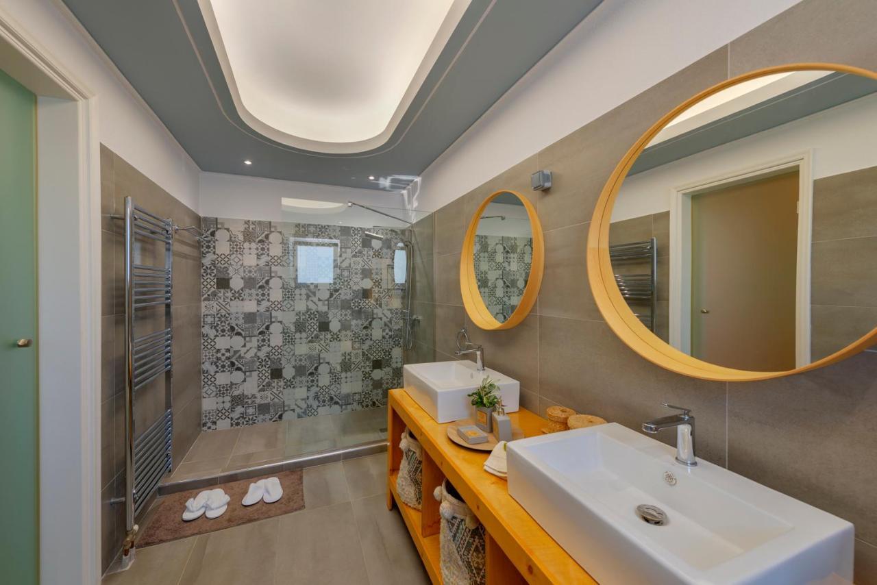 The Painters Luxurious Villa อานาวีซอส ภายนอก รูปภาพ